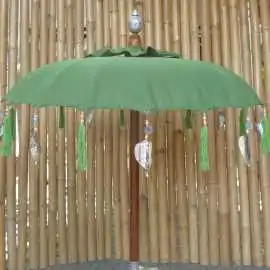 Artikelbild 2 des Artikels “Bali-Schirm, Moos mit Metallmünzen und silbernen Herzen, ø 100 cm und 250cm Höhe Farbe:Moos - Grün“